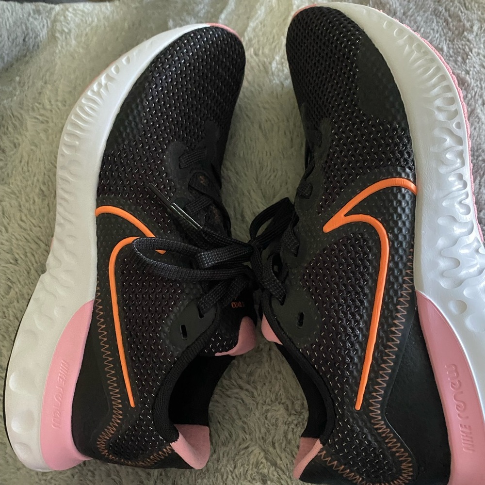 Women Nike Renew sneaker